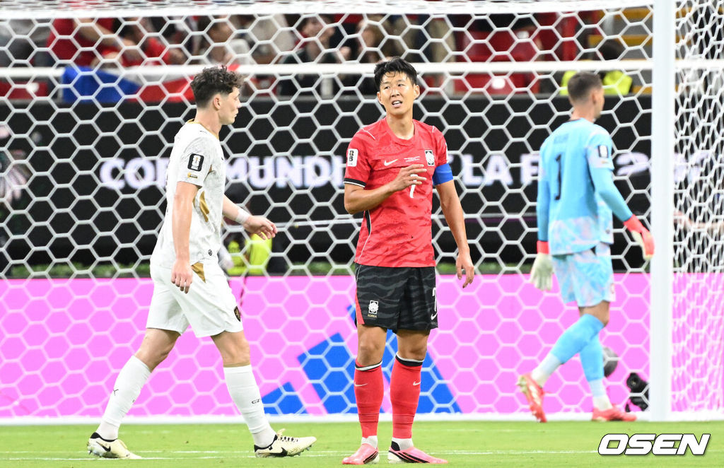  12일 (한국시간) 멕시코 에스타디오 과달라하라에서 2026 국제축구연맹(FIFA) 북중미 월드컵 A조 조별리그 1차전 대한민국과 체코의 경기가 열렸다.대표팀은 체코전을 시작으로 19일 개최국 멕시코와 같은 장소에서 격돌한 뒤, 25일 몬테레이 BBVA 스타디움에서 남아프리카공화국과 최종전을 치른다.손흥민이 강력한 슈팅이 빗나가자 아쉬워 하고 있다.2026.06.12 /sunday@osen.co.kr