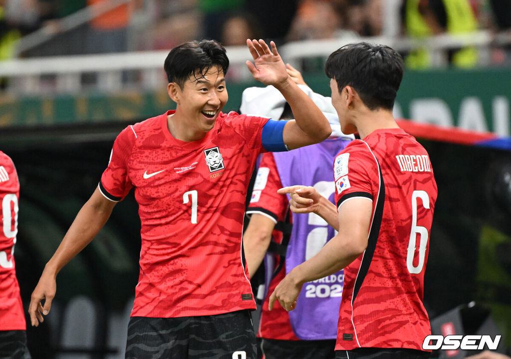  12일 (한국시간) 멕시코 에스타디오 과달라하라에서 2026 국제축구연맹(FIFA) 북중미 월드컵 A조 조별리그 1차전 대한민국과 체코의 경기가 열렸다.대표팀은 체코전을 시작으로 19일 개최국 멕시코와 같은 장소에서 격돌한 뒤, 25일 몬테레이 BBVA 스타디움에서 남아프리카공화국과 최종전을 치른다.후반 황인범이 동점골을 넣고 기뻐하고 있다.2026.06.12 /sunday@osen.co.kr