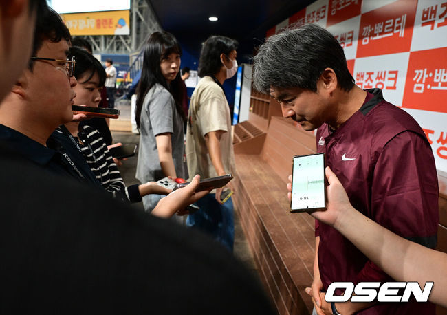 [OSEN=고척, 지형준 기자] 12일 오후 서울 고척스카이돔에서 2026 신한 SOL KBO리그 키움 히어로즈와 한화 이글스의 경기가 열렸다.2연패에 빠진 키움은 안우진, 3연승으로 4위 사수를 노리는 한화는 윌켈 에르난데스를 선발로 내세웠다.경기에 앞서 키움 설종진 감독이 이용규 플레잉코치의 음주운전 사고 관련 사과를 전하고 있다. 2026.06.12&nbsp;/ jpnews@osen.co.kr