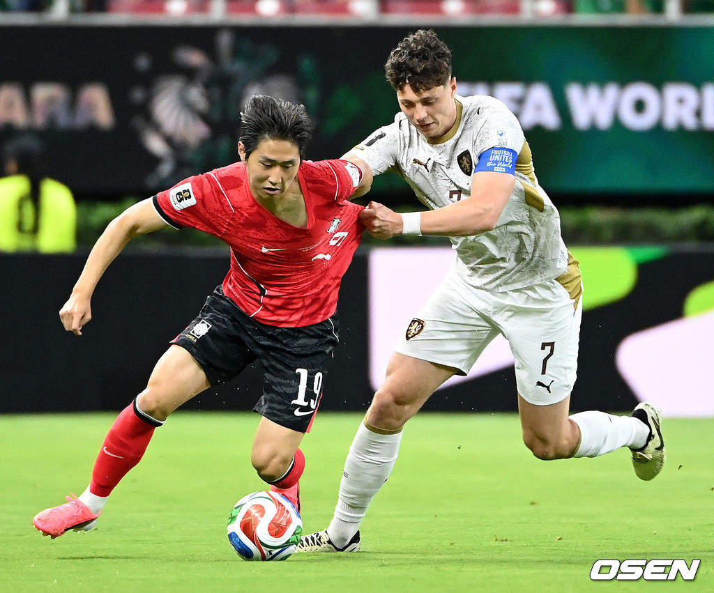  12일 (한국시간) 멕시코 에스타디오 과달라하라에서 2026 국제축구연맹(FIFA) 북중미 월드컵 A조 조별리그 1차전 대한민국과 체코의 경기가 열렸다.대표팀은 체코전을 시작으로 19일 개최국 멕시코와 같은 장소에서 격돌한 뒤, 25일 몬테레이 BBVA 스타디움에서 남아프리카공화국과 최종전을 치른다.이강인이 체코 문전을 돌파하고 있다.2026.06.12 /sunday@osen.co.kr