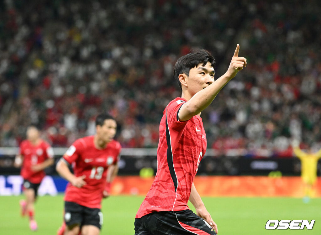  12일 (한국시간) 멕시코 에스타디오 과달라하라에서 2026 국제축구연맹(FIFA) 북중미 월드컵 A조 조별리그 1차전 대한민국과 체코의 경기가 열렸다.대표팀은 체코전을 시작으로 19일 개최국 멕시코와 같은 장소에서 격돌한 뒤, 25일 몬테레이 BBVA 스타디움에서 남아프리카공화국과 최종전을 치른다.후반 황인범이 동점골을 넣고 기뻐하고 있다.2026.06.12 /sunday@osen.co.kr