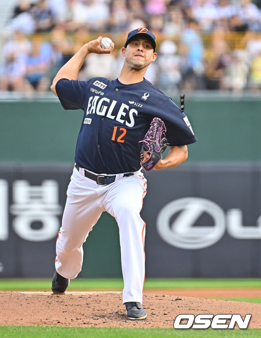 [OSEN=부산, 이석우 기자] 6일 부산 사직야구장에서 2026 신한 SOL KBO 리그 롯데 자이언츠와 한화 이글스의 경기가 열렸다. 홈팀 롯데는 이민석이, 방문팀 한화는 에르난데스가 선발 출전했다.한화 이글스 선발 투수 에르난데스가 역투하고 있다. 2026.06.06 / foto0307@osen.co.kr