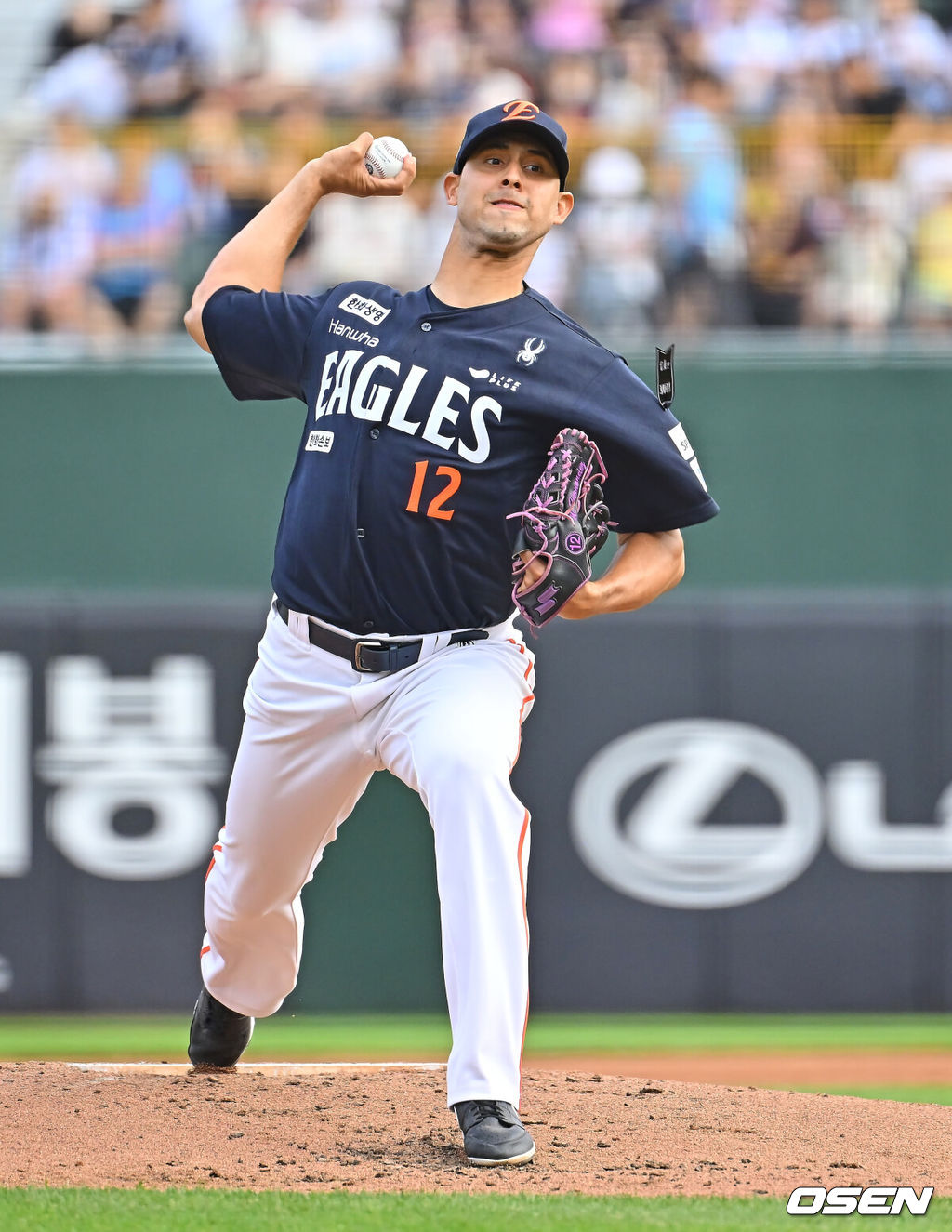 6일 부산 사직야구장에서 2026 신한 SOL KBO 리그 롯데 자이언츠와 한화 이글스의 경기가 열렸다. 홈팀 롯데는 이민석이, 방문팀 한화는 에르난데스가 선발 출전했다.한화 이글스 선발 투수 에르난데스가 역투하고 있다. 2026.06.06 / foto0307@osen.co.kr