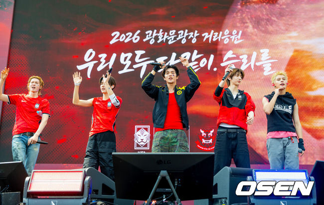 [OSEN=민경훈 기자] 12일 서울 광화문광장에서 2026 북중미월드컵 광화문광장 거리응원 행사가 진행됐다.대한민국 월드컵대표팀은 오는 12일 오전 11시(한국시각) 체코와 2026년 북중미 월드컵 조별리그 A조 1차전을 펼친다.그룹 코르티스가 무대 위에서 공연을 펼친 후 인사를 하고 있다. 2026.06.12 /rumi@osen.co.kr