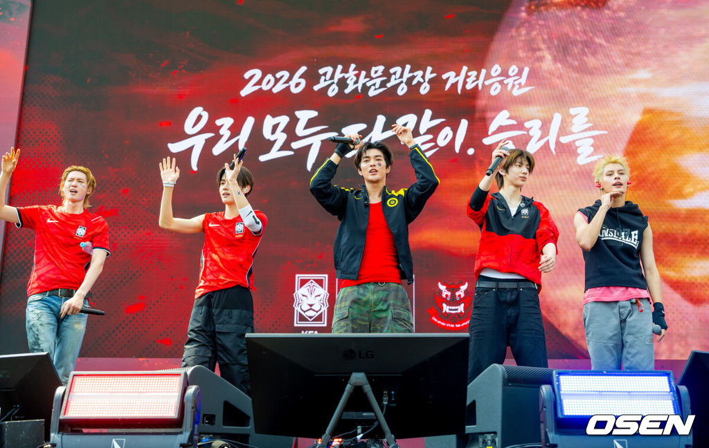 12일 서울 광화문광장에서 2026 북중미월드컵 광화문광장 거리응원 행사가 진행됐다.대한민국 월드컵대표팀은 오는 12일 오전 11시(한국시각) 체코와 2026년 북중미 월드컵 조별리그 A조 1차전을 펼친다.그룹 코르티스가 무대 위에서 공연을 펼친 후 인사를 하고 있다. 2026.06.12 /rumi@osen.co.kr