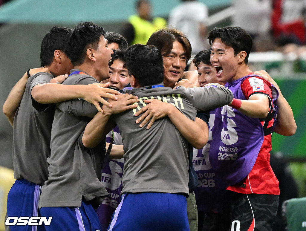 교체 카드가 그대로 적중했다. '슈퍼 조커'로 나선 오현규(25, 베식타스)가 짜릿한 역전골을 터트리며 포효했다.홍명보 감독이 이끄는 대한민국 축구대표팀은 12일(한국시간) 멕시코 과달라하라의 에스타디오 과달라하라에서 열린 2026 국제축구연맹(FIFA) 북중미 월드컵 A조 1차전에서 체코를 상대로 2-1 역전승을 거뒀다. 남아프리카공화국을 2-0으로 제압한 개최국 멕시코에 이은 조 2위다.경기 종료 후 대한민국 홍명보 감독이 선수들과 환호하고 있다. 2026.06.12 /sunday@osen.co.kr