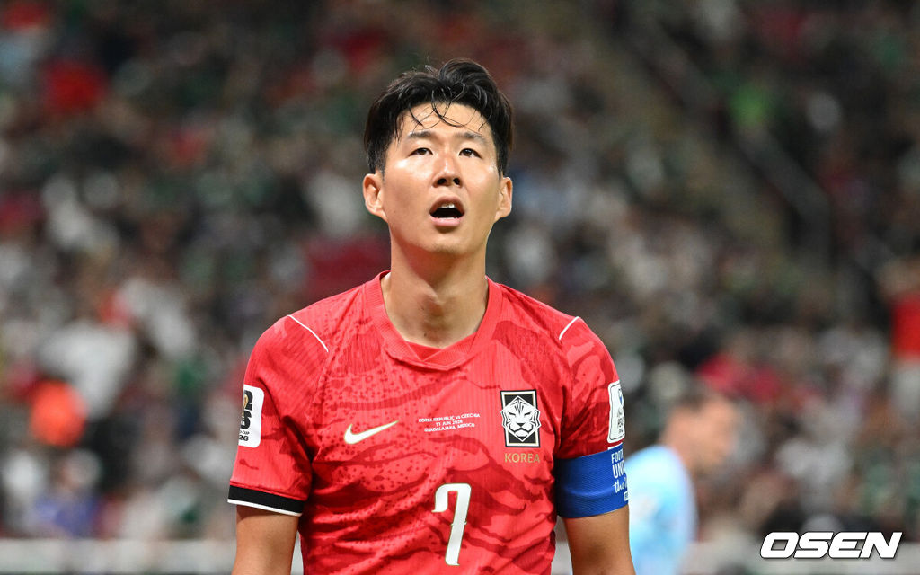  12일 (한국시간) 멕시코 에스타디오 과달라하라에서 2026 국제축구연맹(FIFA) 북중미 월드컵 A조 조별리그 1차전 대한민국과 체코의 경기가 열렸다.대표팀은 체코전을 시작으로 19일 개최국 멕시코와 같은 장소에서 격돌한 뒤, 25일 몬테레이 BBVA 스타디움에서 남아프리카공화국과 최종전을 치른다.손흥민이 슈팅이 빗나가자 아쉬워 하고 있다.2026.06.12 /sunday@osen.co.kr