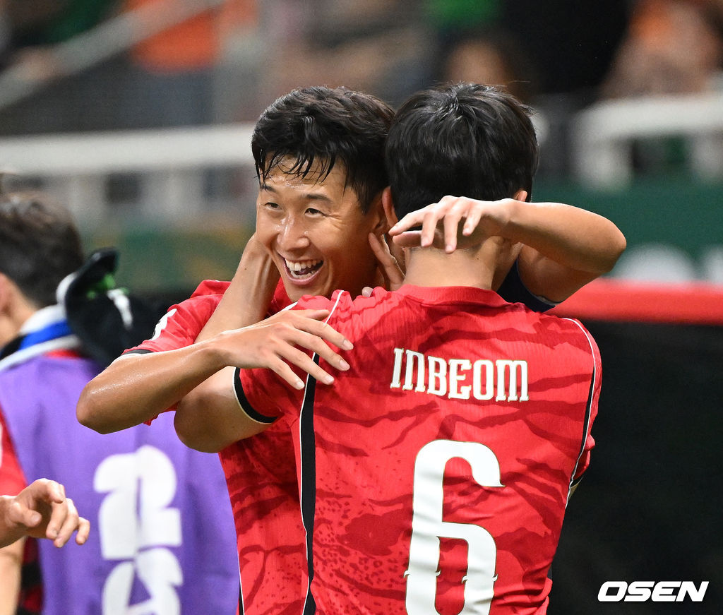  12일 (한국시간) 멕시코 에스타디오 과달라하라에서 2026 국제축구연맹(FIFA) 북중미 월드컵 A조 조별리그 1차전 대한민국과 체코의 경기가 열렸다.대표팀은 체코전을 시작으로 19일 개최국 멕시코와 같은 장소에서 격돌한 뒤, 25일 몬테레이 BBVA 스타디움에서 남아프리카공화국과 최종전을 치른다.후반 황인범이 동점골을 넣고 기뻐하고 있다.2026.06.12 /sunday@osen.co.kr
