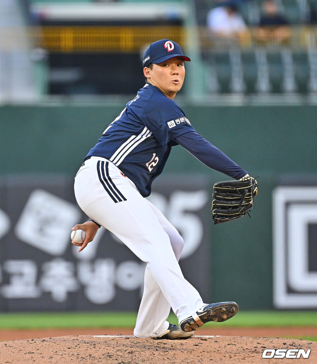 11일 부산 사직야구장에서 2026 신한 SOL KBO 리그 롯데 자이언츠와 두산 베어스의 경기가 열렸다. 홈팀 롯데는 박세웅이, 방문팀 두산은 타카다가 선발 출전했다.두산 베어스 선발 투수 타카다가 역투하고 있다. 2026.06.11 / foto0307@osen.co.kr