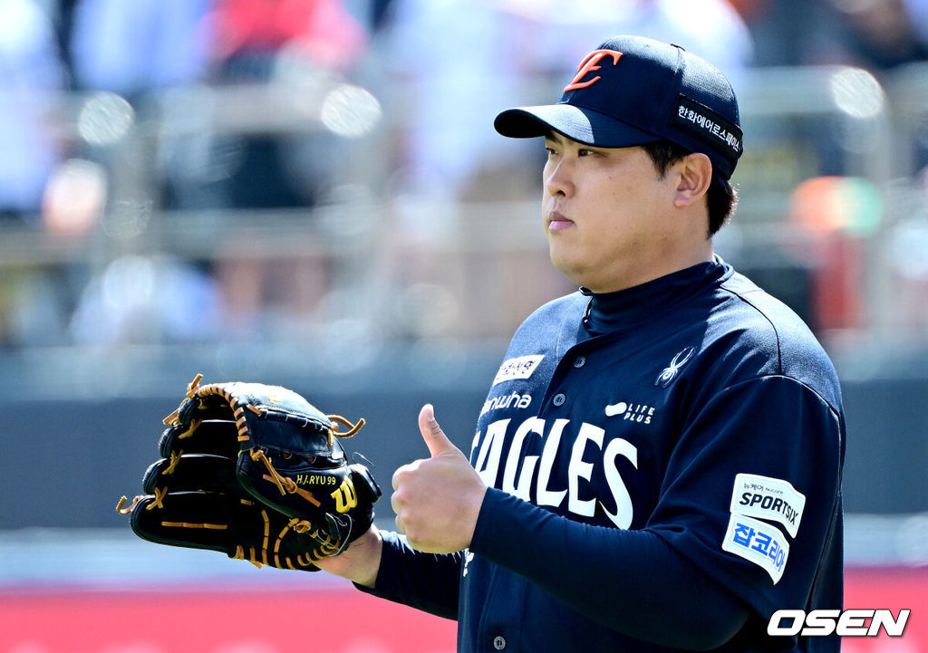17일 수원 KT위즈파크에서 ‘2026 신한 SOL Bank KBO리그’ KT 위즈와 한화 이글스의 경기가 열렸다.홈팀 KT는 맷 사우어, 방문팀 한화는 류현진을 선발로 내세웠다.4회말 무사 선두타자로 나선 KT 장성우의 내야 땅볼 때 한화 선발 류현진이 좋은 수비를 펼친 노시환을 향해 인사를 전하고 있다. 2026.05.17 / dreamer@osen.co.kr