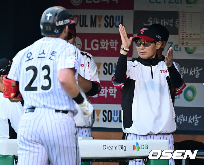 [OSEN=잠실, 조은정 기자]10일 오후 서울 잠실구장에서 ‘2026 신한은행 SOL Bank KBO리그’ LG 트윈스와 SSG 랜더스의 경기가 진행됐다.이날 LG는 웰스를, SSG는 최민준을 선발투수로 내세웠다.1회말 2사에서 LG 오스틴이 솔로포를 날린 뒤 염경엽 감독의 환영을 받고 있다. 2026.06.10 /cej@osen.co.kr