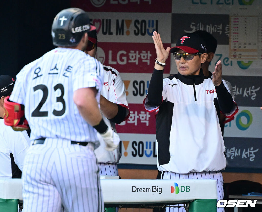10일 오후 서울 잠실구장에서 ‘2026 신한은행 SOL Bank KBO리그’ LG 트윈스와 SSG 랜더스의 경기가 진행됐다.이날 LG는 웰스를, SSG는 최민준을 선발투수로 내세웠다.1회말 2사에서 LG 오스틴이 솔로포를 날린 뒤 염경엽 감독의 환영을 받고 있다. 2026.06.10 /cej@osen.co.kr
