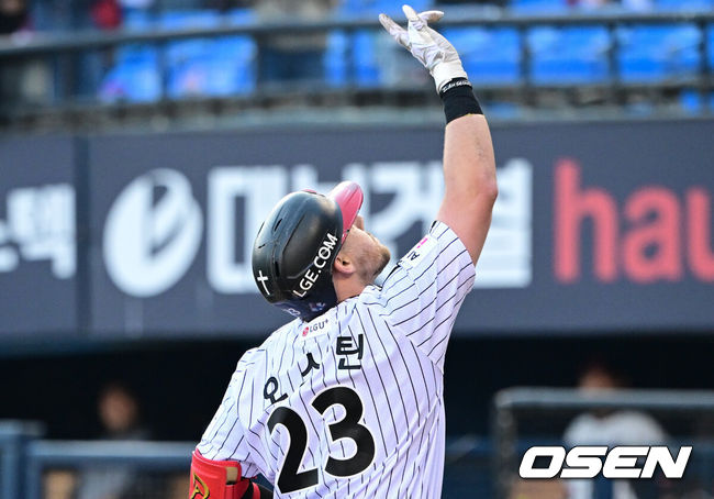 [OSEN=잠실, 조은정 기자]10일 오후 서울 잠실구장에서 ‘2026 신한은행 SOL Bank KBO리그’ LG 트윈스와 SSG 랜더스의 경기가 진행됐다.이날 LG는 웰스를, SSG는 최민준을 선발투수로 내세웠다.1회말 2사에서 LG 오스틴이 솔로포를 날린 뒤 세리머니를 하고 있다. 2026.06.10 /cej@osen.co.kr