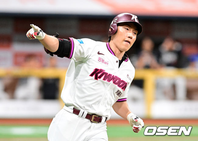 [OSEN=고척, 지형준 기자] 12일 오후 서울 고척스카이돔에서 2026 신한 SOL KBO리그 키움 히어로즈와 한화 이글스의 경기가 열렸다.2연패에 빠진 키움은 안우진, 3연승으로 4위 사수를 노리는 한화는 윌켈 에르난데스를 선발로 내세웠다.6회말 무사에서 키움 서건창이 우월 솔로포를 날리며 기뻐하고 있다. 2026.06.12&nbsp;/ jpnews@osen.co.kr