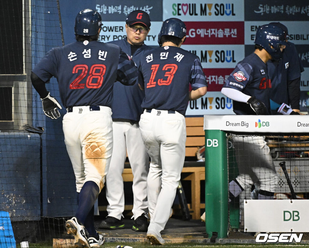 12일 서울 잠실야구장에서 2026 신한 SOL KBO리그 LG 트윈스와 SSG 랜더스의 경기가 열렸다.4연승을 노리는 LG는 톨허스트, 꼴찌 추락 위기에 놓인 롯데는 로드리게스를 선발로 내세웠다.6회초 2사 만루에서 롯데 김태형 감독이 황성빈의 싹쓸이 3타점 2루타에 득점을 올린 손성빈, 전민재, 장두성을 맞이하고 있다. 2026.06.12 /cej@osen.co.kr