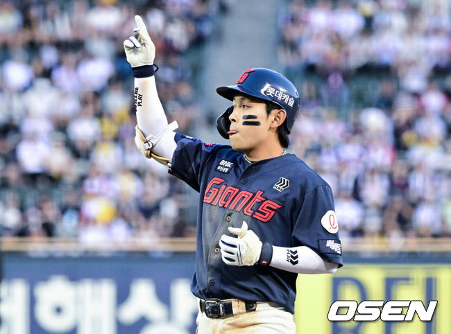 [OSEN=잠실, 조은정 기자]12일 서울 잠실야구장에서 2026 신한 SOL KBO리그 LG 트윈스와 SSG 랜더스의 경기가 열렸다.4연승을 노리는 LG는 톨허스트, 꼴찌 추락 위기에 놓인 롯데는 로드리게스를 선발로 내세웠다.5회초 2사에서 롯데 황성빈이 안타를 날린 뒤 세리머니를 하고 있다. 2026.06.12 /cej@osen.co.kr
