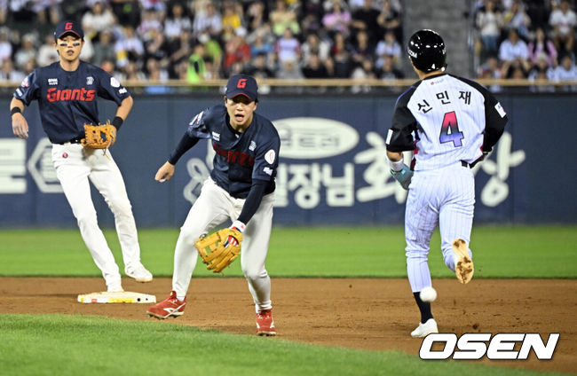 [OSEN=잠실, 조은정 기자]12일 서울 잠실야구장에서 2026 신한 SOL KBO리그 LG 트윈스와 SSG 랜더스의 경기가 열렸다.4연승을 노리는 LG는 톨허스트, 꼴찌 추락 위기에 놓인 롯데는 로드리게스를 선발로 내세웠다.7회말 1사 1,2루에서 LG 홍창기의 투수 맞고 내야안타 때 타구가 내야를 빠져나가고 있다. 이때 2루주자 구본혁이 득점을 올렸다. 2026.06.12 /cej@osen.co.kr