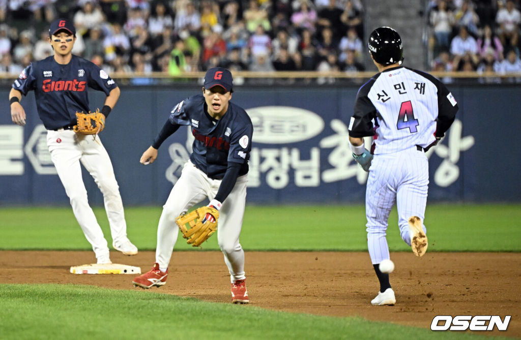12일 서울 잠실야구장에서 2026 신한 SOL KBO리그 LG 트윈스와 SSG 랜더스의 경기가 열렸다.4연승을 노리는 LG는 톨허스트, 꼴찌 추락 위기에 놓인 롯데는 로드리게스를 선발로 내세웠다.7회말 1사 1,2루에서 LG 홍창기의 투수 맞고 내야안타 때 타구가 내야를 빠져나가고 있다. 이때 2루주자 구본혁이 득점을 올렸다. 2026.06.12 /cej@osen.co.kr