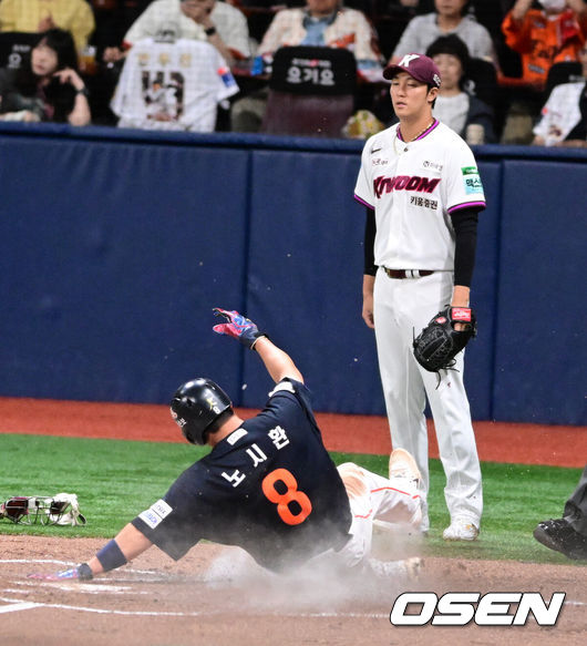 [OSEN=고척, 지형준 기자] 12일 오후 서울 고척스카이돔에서 2026 신한 SOL KBO리그 키움 히어로즈와 한화 이글스의 경기가 열렸다.2연패에 빠진 키움은 안우진, 3연승으로 4위 사수를 노리는 한화는 윌켈 에르난데스를 선발로 내세웠다.4회초 1사 1,3루에서 한화 노시환이 이도윤의 희생플라이에 홈에서 세이프되고 있다. 아쉬워하는 키움 안우진. 2026.06.12&nbsp;/ jpnews@osen.co.kr