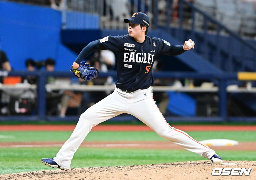 12일 오후 서울 고척스카이돔에서 2026 신한 SOL KBO리그 키움 히어로즈와 한화 이글스의 경기가 열렸다.2연패에 빠진 키움은 안우진, 3연승으로 4위 사수를 노리는 한화는 윌켈 에르난데스를 선발로 내세웠다.8회말 한화 조동욱이 역투하고 있다. 2026.06.12 / jpnews@osen.co.kr