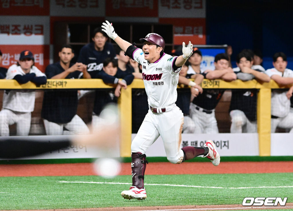 프로야구 키움 히어로즈가 한화 이글스 상대로 짜릿한 끝내기 승리를 거두고 연패를 끊었다.설종진 감독이 이끄는 키움은 12일 서울 잠실구장에서 열린 2026 신한 SOL KBO리그 키움과의 원정경기에서 4-3으로 승리했다. 이날 2연패를 끊은 키움은 시즌 전적 24승40패1무를 만들었다. 반면 2연승이 끊긴 한화는 32승29패1무가 됐다.9회말 2사 1,2루에서 키움 서건창이 끝내기 안타를 날리며 기뻐하고 있다. 2026.06.12 / jpnews@osen.co.kr