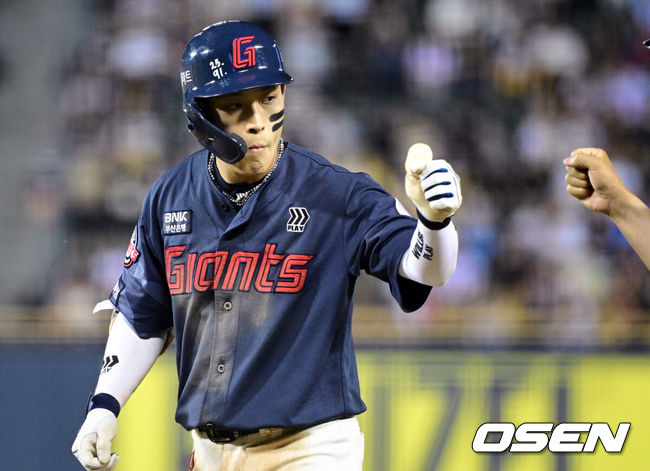 [OSEN=잠실, 조은정 기자]12일 서울 잠실야구장에서 2026 신한 SOL KBO리그 LG 트윈스와 SSG 랜더스의 경기가 열렸다.4연승을 노리는 LG는 톨허스트, 꼴찌 추락 위기에 놓인 롯데는 로드리게스를 선발로 내세웠다.8회초 1사 2,3루에서 롯데 황성빈이 적시타를 날린 뒤 기뻐하고 있다. 2026.06.12 /cej@osen.co.kr