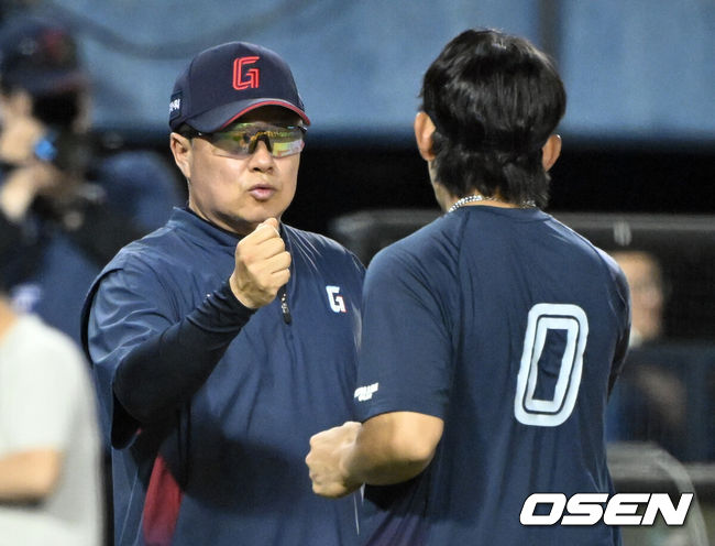 [OSEN=잠실, 조은정 기자]프로야구 롯데 자이언츠가 LG 트윈스를 대파했다.&nbsp;롯데는 12일 잠실구장에서 열린 2026 KBO리그 LG와 경기에서 장단 17안타를 터뜨리며 16-5로 크게 승리했다. 롯데의 올 시즌 최다 득점, 최다 안타 경기였다.&nbsp;톱타자 황성빈이 5타수 4안타 5타점 2득점으로 맹활약했다. 레이예스는 4타수 3안타 2타점을 기록했다.&nbsp;롯데 김태형 감독이 황성빈과 승리를 기뻐하고 있다. 2026.06.12 /cej@osen.co.kr