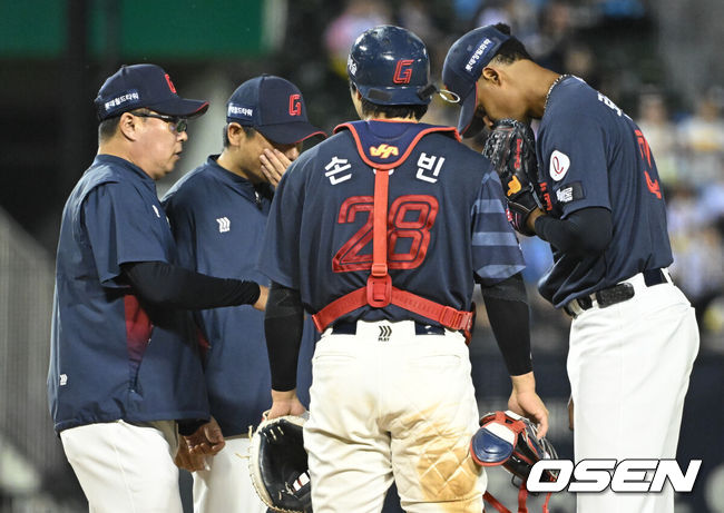 [OSEN=잠실, 조은정 기자]12일 서울 잠실야구장에서 2026 신한 SOL KBO리그 LG 트윈스와 SSG 랜더스의 경기가 열렸다.4연승을 노리는 LG는 톨허스트, 꼴찌 추락 위기에 놓인 롯데는 로드리게스를 선발로 내세웠다.6회말 롯데 김태형 감독이 마운드에 올라 로드리게스를 다독이고 있다. 2026.06.12 /cej@osen.co.kr