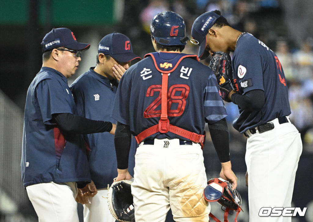 12일 서울 잠실야구장에서 2026 신한 SOL KBO리그 LG 트윈스와 SSG 랜더스의 경기가 열렸다.4연승을 노리는 LG는 톨허스트, 꼴찌 추락 위기에 놓인 롯데는 로드리게스를 선발로 내세웠다.6회말 롯데 김태형 감독이 마운드에 올라 로드리게스를 다독이고 있다. 2026.06.12 /cej@osen.co.kr