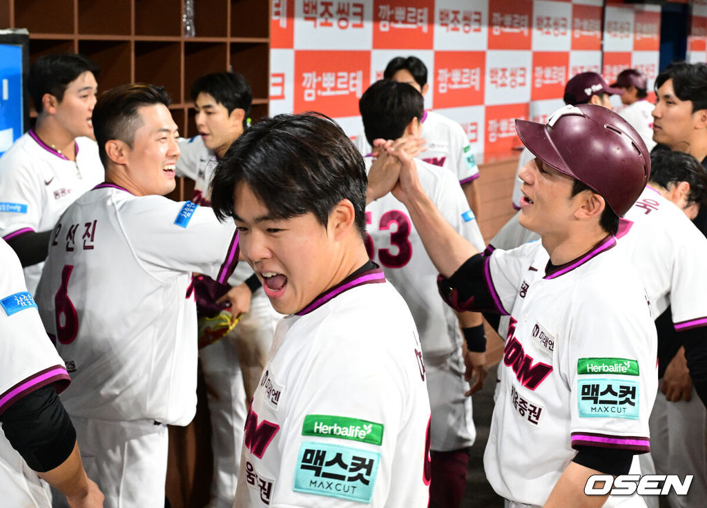 프로야구 키움 히어로즈가 한화 이글스 상대로 짜릿한 끝내기 승리를 거두고 연패를 끊었다.설종진 감독이 이끄는 키움은 12일 서울 잠실구장에서 열린 2026 신한 SOL KBO리그 키움과의 원정경기에서 4-3으로 승리했다. 이날 2연패를 끊은 키움은 시즌 전적 24승40패1무를 만들었다. 반면 2연승이 끊긴 한화는 32승29패1무가 됐다.9회말 2사 1,2루에서 키움 서건창이 끝내기 안타를 날리며 동료선수들과 기뻐하고 있다. 2026.06.12 / jpnews@osen.co.kr