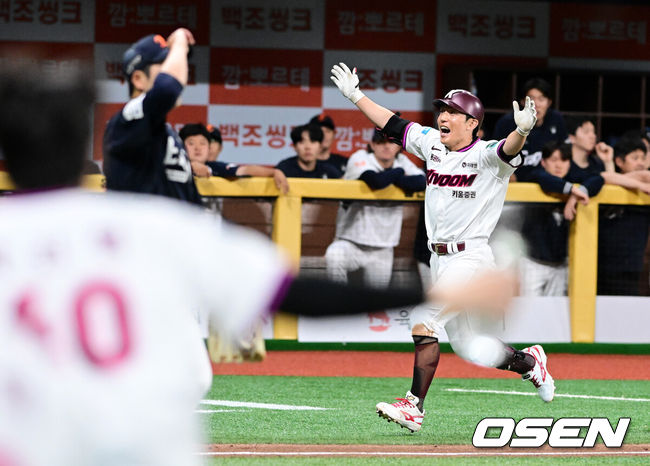 [OSEN=고척, 지형준 기자] 프로야구 키움 히어로즈가 한화 이글스 상대로 짜릿한 끝내기 승리를 거두고 연패를 끊었다.설종진 감독이 이끄는 키움은 12일 서울 잠실구장에서 열린 2026 신한 SOL KBO리그 키움과의 원정경기에서 4-3으로 승리했다.&nbsp;이날 2연패를 끊은 키움은 시즌 전적 24승40패1무를 만들었다. 반면 2연승이 끊긴 한화는 32승29패1무가 됐다.9회말 2사 1,2루에서 키움 서건창이 끝내기 안타를 날리며 기뻐하고 있다. 2026.06.12&nbsp;/ jpnews@osen.co.kr