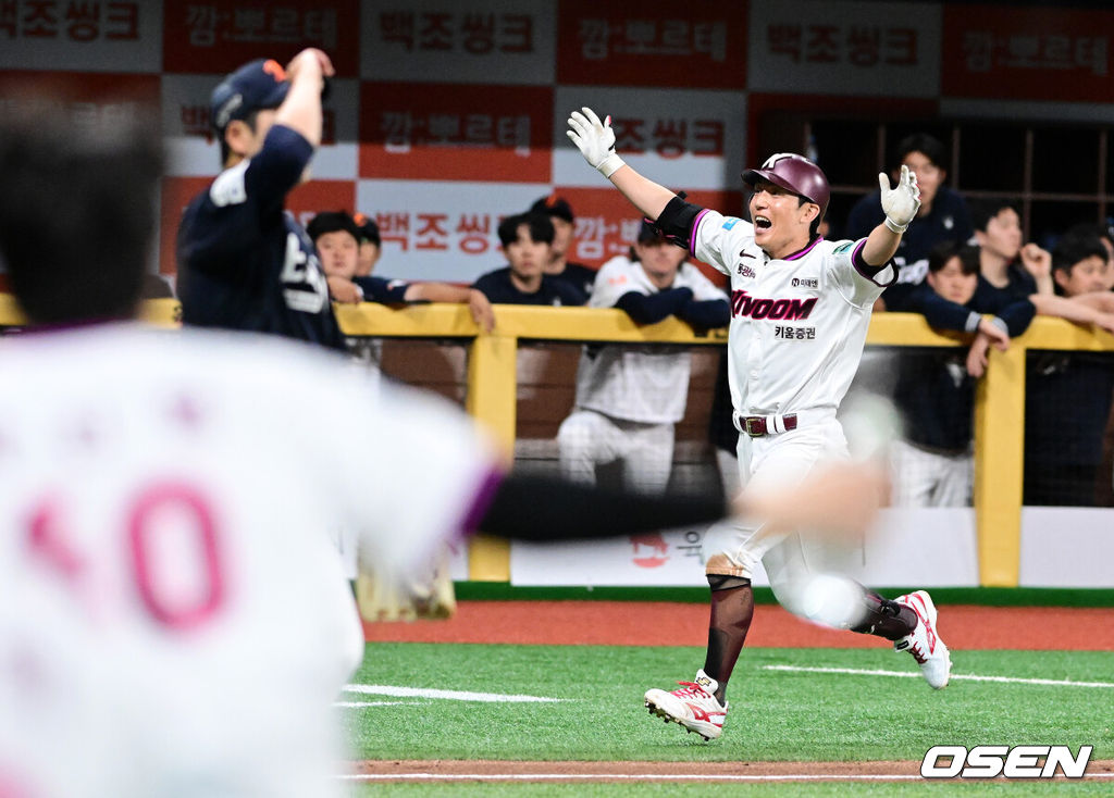 프로야구 키움 히어로즈가 한화 이글스 상대로 짜릿한 끝내기 승리를 거두고 연패를 끊었다.설종진 감독이 이끄는 키움은 12일 서울 잠실구장에서 열린 2026 신한 SOL KBO리그 키움과의 원정경기에서 4-3으로 승리했다. 이날 2연패를 끊은 키움은 시즌 전적 24승40패1무를 만들었다. 반면 2연승이 끊긴 한화는 32승29패1무가 됐다.9회말 2사 1,2루에서 키움 서건창이 끝내기 안타를 날리며 기뻐하고 있다. 2026.06.12 / jpnews@osen.co.kr