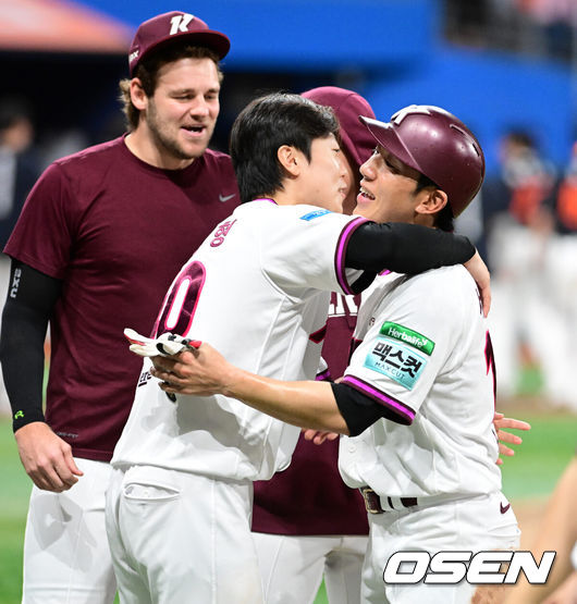 [OSEN=고척, 지형준 기자] 프로야구 키움 히어로즈가 한화 이글스 상대로 짜릿한 끝내기 승리를 거두고 연패를 끊었다.설종진 감독이 이끄는 키움은 12일 서울 잠실구장에서 열린 2026 신한 SOL KBO리그 키움과의 원정경기에서 4-3으로 승리했다.&nbsp;이날 2연패를 끊은 키움은 시즌 전적 24승40패1무를 만들었다. 반면 2연승이 끊긴 한화는 32승29패1무가 됐다.9회말 2사 1,2루에서 키움 서건창이 끝내기 안타를 날리며 동료선수들과 기뻐하고 있다. 2026.06.12&nbsp;/ jpnews@osen.co.kr
