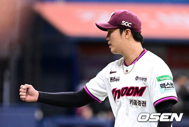 [OSEN=고척, 지형준 기자] 12일 오후 서울 고척스카이돔에서 2026 신한 SOL KBO리그 키움 히어로즈와 한화 이글스의 경기가 열렸다.2연패에 빠진 키움은 안우진, 3연승으로 4위 사수를 노리는 한화는 윌켈 에르난데스를 선발로 내세웠다.3회초 1사 만루에서 키움 안우진이 한화 문현빈을 2루 땅볼 병살로 처리하며 기뻐하고 있다. 2026.06.12&nbsp;/ jpnews@osen.co.kr