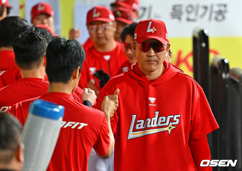 12일 대구삼성라이온즈파크에서 2026 신한 SOL KBO 리그 삼성 라이온즈와 SSG 랜더스의 경기가 열렸다. 홈팀 삼성은 장찬희가, 방문팀 SSG는 타케다가 선발 출전했다. SSG 랜더스 이숭용 감독이 삼성 라이온즈에 5-3으로 승리한 후 코치들과 하이파이브를 하고 있다. 2026.06.12 / foto0307@osen.co.kr