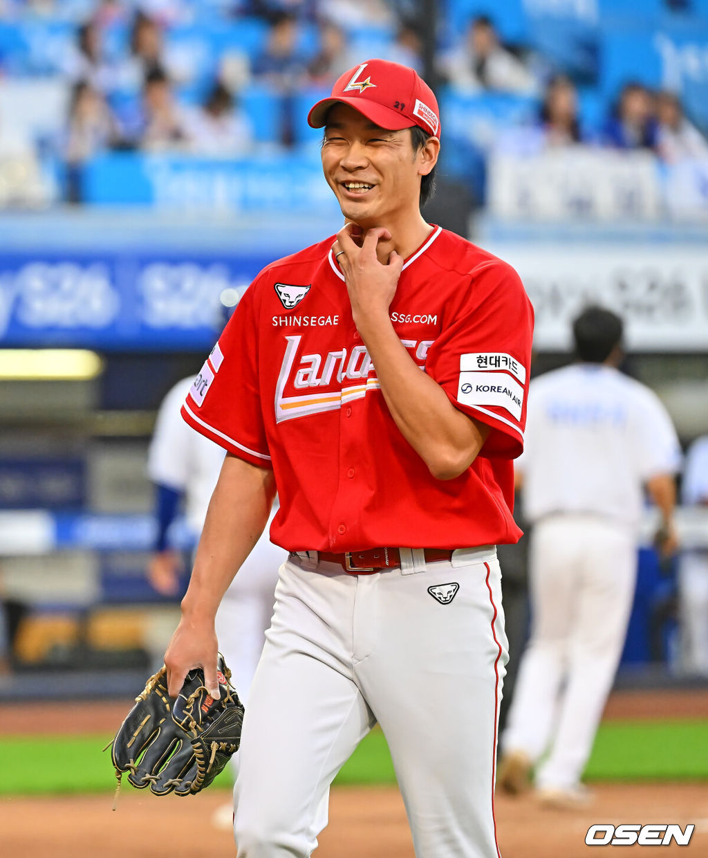 12일 대구삼성라이온즈파크에서 2026 신한 SOL KBO 리그 삼성 라이온즈와 SSG 랜더스의 경기가 열렸다. 홈팀 삼성은 장찬희가, 방문팀 SSG는 타케다가 선발 출전했다. SSG 랜더스 타케다가 3회말 2사 1,2루 삼성 라이온즈 구자욱을 3루수 땅볼로 잡고 미소 짓고 있다. 2026.06.12 / foto0307@osen.co.kr