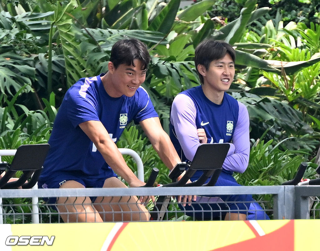 홍명보 감독이 이끄는 대한민국 축구국가대표팀이 13일(한국시각) 멕시코 과달라하라 인근 사포판의 치바스 베르데 바예에서 회복 훈련을 진행했다.대표팀은 전날 A조 1차전에서 체코를 상대로 2-1 역전승을 거뒀다. 남아프리카공화국을 2-0으로 제압한 개최국 멕시코에 이은 조 2위다.오현규, 이강인이 사이클 훈련을 하고 있다. 2026.06.13 /sunday@osen.co.kr
