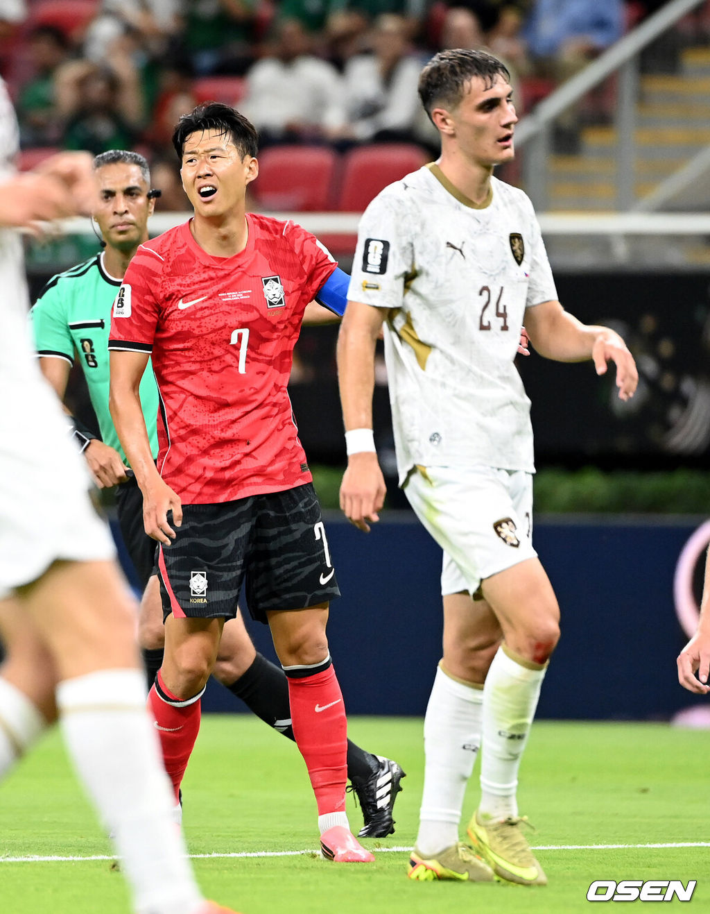 12일 (한국시간) 멕시코 에스타디오 과달라하라에서 2026 국제축구연맹(FIFA) 북중미 월드컵 A조 조별리그 1차전 대한민국과 체코의 경기가 열렸다.대표팀은 체코전을 시작으로 19일 개최국 멕시코와 같은 장소에서 격돌한 뒤, 25일 몬테레이 BBVA 스타디움에서 남아프리카공화국과 최종전을 치른다.손흥민이 강력한 슈팅이 빗나가자 아쉬워 하고 있다.2026.06.12 /sunday@osen.co.kr