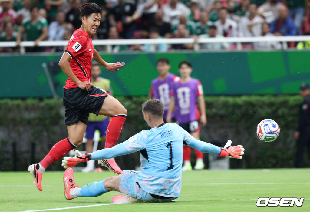 12일 (한국시간) 멕시코 에스타디오 과달라하라에서 2026 국제축구연맹(FIFA) 북중미 월드컵 A조 조별리그 1차전 대한민국과 체코의 경기가 열렸다.대표팀은 체코전을 시작으로 19일 개최국 멕시코와 같은 장소에서 격돌한 뒤, 25일 몬테레이 BBVA 스타디움에서 남아프리카공화국과 최종전을 치른다.후반 손흥민이 슛이 막히고 있다.2026.06.12 /sunday@osen.co.kr