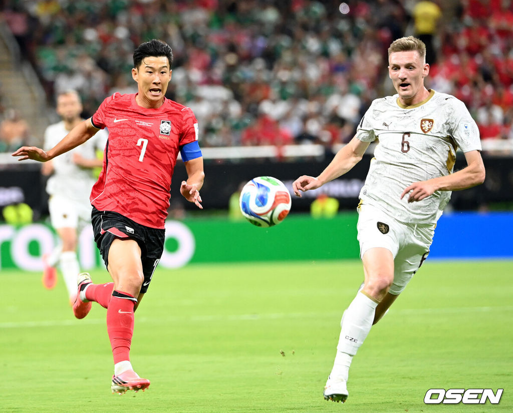 12일 (한국시간) 멕시코 에스타디오 과달라하라에서 2026 국제축구연맹(FIFA) 북중미 월드컵 A조 조별리그 1차전 대한민국과 체코의 경기가 열렸다.대표팀은 체코전을 시작으로 19일 개최국 멕시코와 같은 장소에서 격돌한 뒤, 25일 몬테레이 BBVA 스타디움에서 남아프리카공화국과 최종전을 치른다.손흥민이 공을 바라보고 있다.2026.06.12 /sunday@osen.co.kr