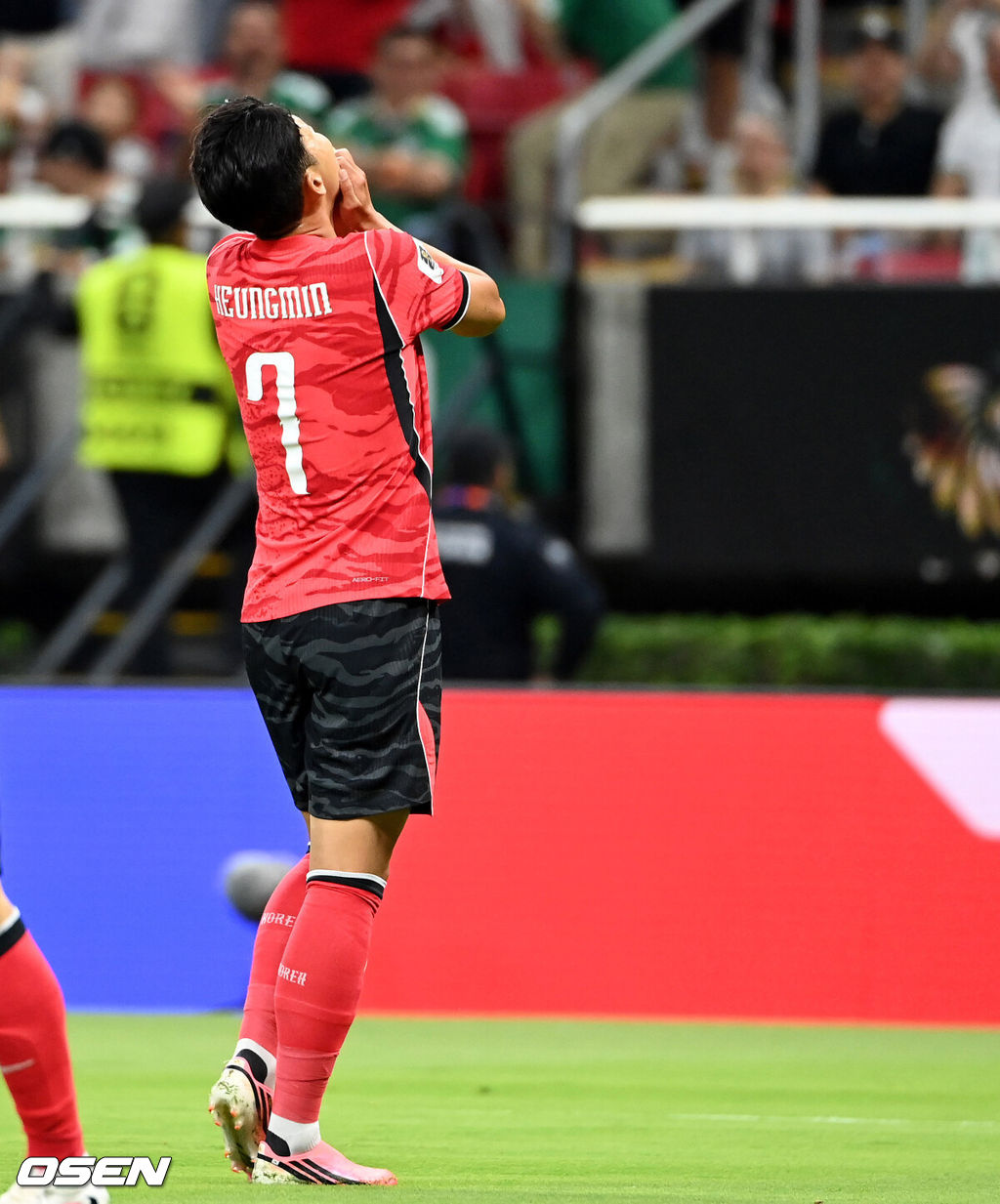 12일 (한국시간) 멕시코 에스타디오 과달라하라에서 2026 국제축구연맹(FIFA) 북중미 월드컵 A조 조별리그 1차전 대한민국과 체코의 경기가 열렸다.대표팀은 체코전을 시작으로 19일 개최국 멕시코와 같은 장소에서 격돌한 뒤, 25일 몬테레이 BBVA 스타디움에서 남아프리카공화국과 최종전을 치른다.손흥민이 찬스를 놓친후 아쉬워하고 있다.2026.06.12 /sunday@osen.co.kr