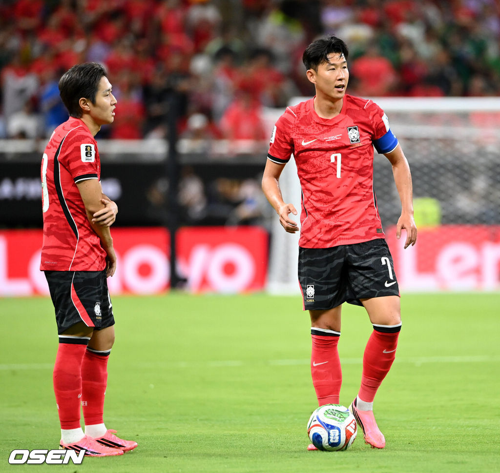 12일 (한국시간) 멕시코 에스타디오 과달라하라에서 2026 국제축구연맹(FIFA) 북중미 월드컵 A조 조별리그 1차전 대한민국과 체코의 경기가 열렸다.대표팀은 체코전을 시작으로 19일 개최국 멕시코와 같은 장소에서 격돌한 뒤, 25일 몬테레이 BBVA 스타디움에서 남아프리카공화국과 최종전을 치른다.손흥민과 이강인이 프리킥 준비를 하고 있다.2026.06.12 /sunday@osen.co.kr