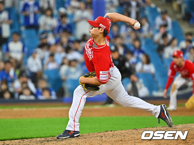 [OSEN=대구, 이석우 기자] 12일 대구삼성라이온즈파크에서 2026 신한 SOL KBO 리그 삼성 라이온즈와 SSG 랜더스의 경기가 열렸다. 홈팀 삼성은 장찬희가, 방문팀 SSG는 타케다가 선발 출전했다. SSG 랜더스 조병현이 역투하고 있다. 2026.06.12 / foto0307@osen.co.kr