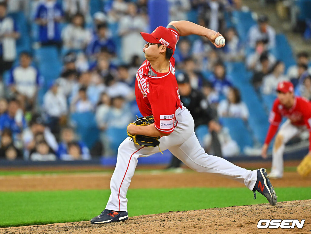 12일 대구삼성라이온즈파크에서 2026 신한 SOL KBO 리그 삼성 라이온즈와 SSG 랜더스의 경기가 열렸다. 홈팀 삼성은 장찬희가, 방문팀 SSG는 타케다가 선발 출전했다. SSG 랜더스 조병현이 역투하고 있다. 2026.06.12 / foto0307@osen.co.kr