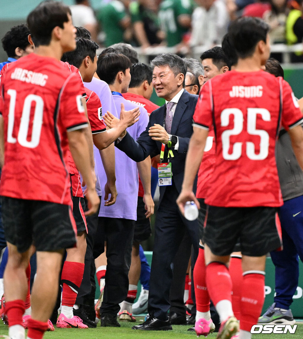 교체 카드가 그대로 적중했다. '슈퍼 조커'로 나선 오현규(25, 베식타스)가 짜릿한 역전골을 터트리며 포효했다.홍명보 감독이 이끄는 대한민국 축구대표팀은 12일(한국시간) 멕시코 과달라하라의 에스타디오 과달라하라에서 열린 2026 국제축구연맹(FIFA) 북중미 월드컵 A조 1차전에서 체코를 상대로 2-1 역전승을 거뒀다. 남아프리카공화국을 2-0으로 제압한 개최국 멕시코에 이은 조 2위다.경기 종료 후 정몽규 대한축구협회 회장이 선수단과 승리의 기쁨을 나누고 있다. 2026.06.12 /sunday@osen.co.kr