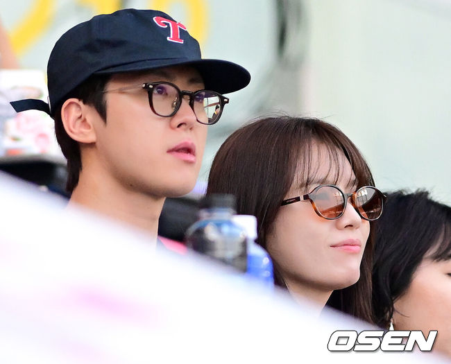 [OSEN=잠실, 지형준 기자] 11일 서울 잠실야구장에서 2026 신한 SOL KBO리그 LG 트윈스와 SSG 랜더스의 경기가 열렸다.3연승과 스윕승을 노리는 LG는 김윤식, 2연패에 빠진 SSG는 김건우를 선발로 내세웠다.배우 공명, 한효주가 경기를 관전하고 있다. 2026.06.11&nbsp;/ jpnews@osen.co.kr