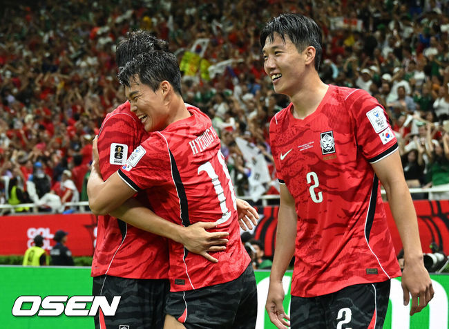 [OSEN=과달라하라(멕시코), 이대선 기자] 교체 카드가 그대로 적중했다. '슈퍼 조커'로 나선 오현규(25, 베식타스)가 짜릿한 역전골을 터트리며 포효했다.홍명보 감독이 이끄는 대한민국 축구대표팀은 12일(한국시간) 멕시코 과달라하라의 에스타디오 과달라하라에서 열린 2026 국제축구연맹(FIFA) 북중미 월드컵 A조 1차전에서 체코를 상대로 2-1 역전승을 거뒀다. 남아프리카공화국을 2-0으로 제압한 개최국 멕시코에 이은 조&nbsp;2위다.후반 대한민국 오현규가 역전골을 성공시키고 환호하고 있다. 2026.06.12 /sunday@osen.co.kr