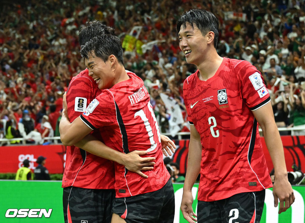교체 카드가 그대로 적중했다. '슈퍼 조커'로 나선 오현규(25, 베식타스)가 짜릿한 역전골을 터트리며 포효했다.홍명보 감독이 이끄는 대한민국 축구대표팀은 12일(한국시간) 멕시코 과달라하라의 에스타디오 과달라하라에서 열린 2026 국제축구연맹(FIFA) 북중미 월드컵 A조 1차전에서 체코를 상대로 2-1 역전승을 거뒀다. 남아프리카공화국을 2-0으로 제압한 개최국 멕시코에 이은 조 2위다.후반 대한민국 오현규가 역전골을 성공시키고 환호하고 있다. 2026.06.12 /sunday@osen.co.kr