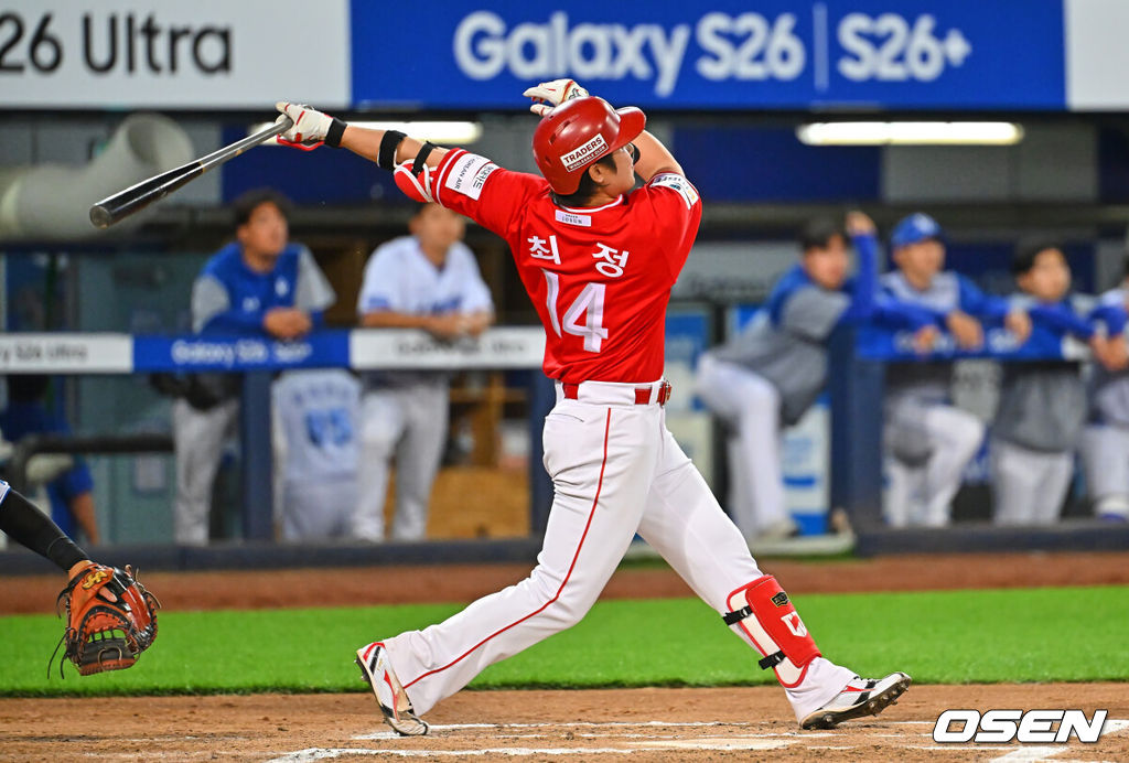 12일 대구삼성라이온즈파크에서 2026 신한 SOL KBO 리그 삼성 라이온즈와 SSG 랜더스의 경기가 열렸다. 홈팀 삼성은 장찬희가, 방문팀 SSG는 타케다가 선발 출전했다. SSG 랜더스 최정이 6회초 좌월 솔로 홈런을 치고 있다. 2026.06.12 / foto0307@osen.co.kr