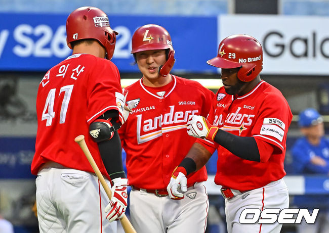 [OSEN=대구, 이석우 기자] 12일 대구삼성라이온즈파크에서 2026 신한 SOL KBO 리그 삼성 라이온즈와 SSG 랜더스의 경기가 열렸다. 홈팀 삼성은 장찬희가, 방문팀 SSG는 타케다가 선발 출전했다. SSG 랜더스 에레디아가 4회초 1사 1,2루 최지훈의 우중간 2타점 2루타때 득점을 올리고 최정과 하이파이브를 하고 있다. 2026.06.12 / foto0307@osen.co.kr